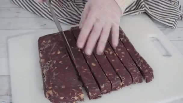 Zeitraffer Schritt Für Schritt Hausgemachte Macadamia Fudge Auf Einem Weißen — Stockvideo