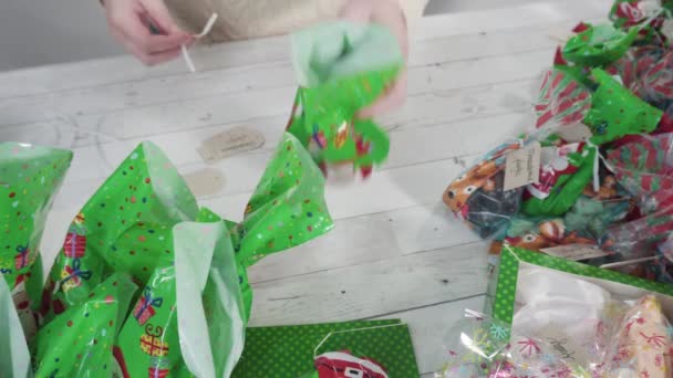 Stap Voor Stap Etikettering Bruin Papier Cadeau Tags Met Een — Stockvideo