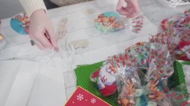 Adım adım. Siyah işaretli kahverengi kağıt hediye etiketleri.