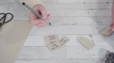 Adım adım. Siyah işaretli kahverengi kağıt hediye etiketleri.