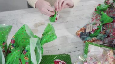 Adım adım. Siyah işaretli kahverengi kağıt hediye etiketleri.