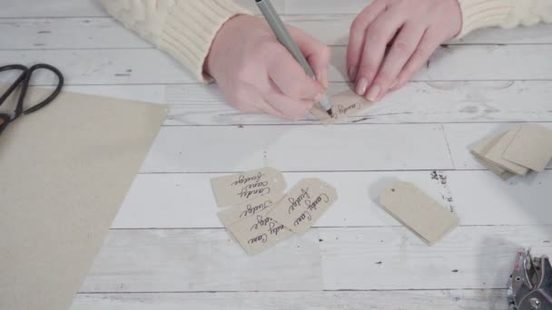 Stap Voor Stap Etikettering Bruin Papier Cadeau Tags Met Een — Stockvideo