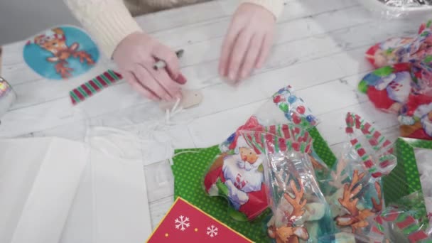 Verpakking Van Zelfgemaakte Fudge Koekjes Een Kerst Geschenkdoos — Stockvideo