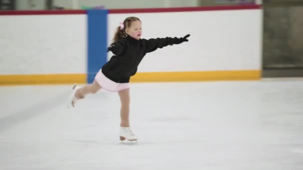 Kleine Kunstschaatser Oefent Een Indoor Ijsbaan — Stockvideo