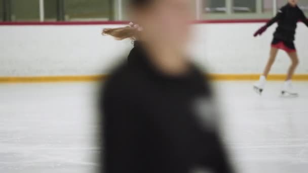 Kleine Kunstschaatser Oefent Een Indoor Ijsbaan — Stockvideo