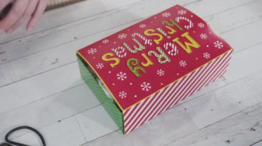 Ev yapımı şekerleme ve kurabiyeleri Noel hediyesi kutusuna koymak.