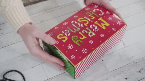 Hausgemachtes Gebäck Und Plätzchen Eine Weihnachtsgeschenkbox Verpacken — Stockvideo