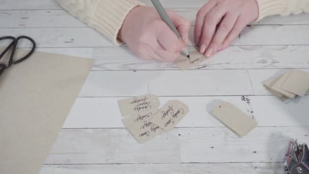 Stap Voor Stap Etikettering Bruin Papier Cadeau Tags Met Een — Stockvideo