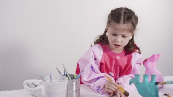 アクリル絵具付きの女の子の絵画工芸品 — ストック動画