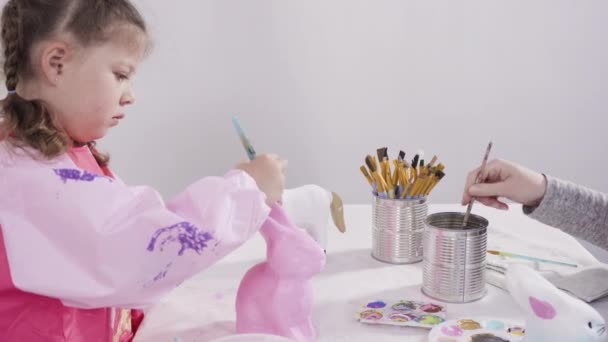 Klein Meisje Schilderen Ambachtelijke Items Met Acrylverf — Stockvideo