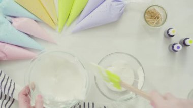 Adım adım. Düz yatıyordu. Paskalya şekerli kurabiyeleri süslemek için kraliyet kremasını karıştırıyorum. Adım adım. Düz yatıyordu. Paskalya şekerli kurabiyeleri süslemek için kraliyet kremasını karıştırıyorum..