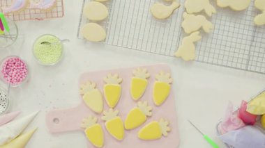 Adım adım. Düz yatıyordu. Paskalya şekerli kurabiyeleri kraliyet kremalı süsleme.