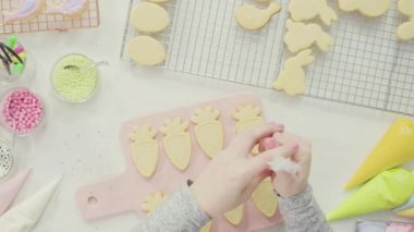 Adım adım. Düz yatıyordu. Paskalya şekerli kurabiyeleri kraliyet kremalı süsleme.