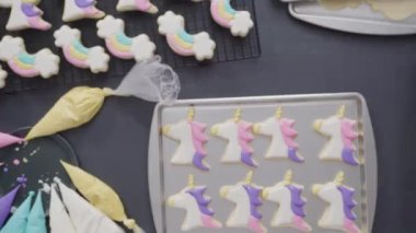 Düz yatıyordu. Adım adım. Fırında pişirmek için zeytinyağı ve baharatla patates dilimliyorum..