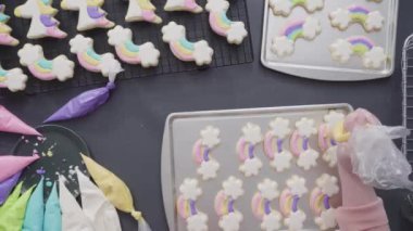 Düz yatıyordu. Adım adım. Fırında pişirmek için zeytinyağı ve baharatla patates dilimliyorum..