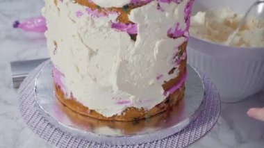 Yuvarlak funfetti pastasını pembe ve beyaz fondant kar taneleriyle süslüyorum..