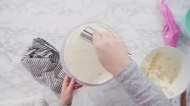 Yuvarlak funfetti pastasını pembe ve beyaz fondant kar taneleriyle süslüyorum..