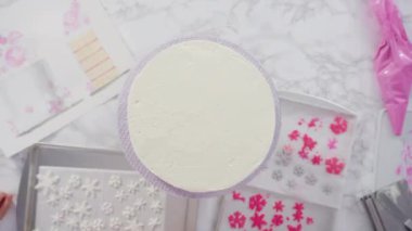 Yuvarlak funfetti pastasını pembe ve beyaz fondant kar taneleriyle süslüyorum..