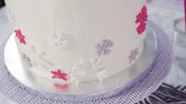 Yuvarlak funfetti pastasını pembe ve beyaz fondant kar taneleriyle süslüyorum..
