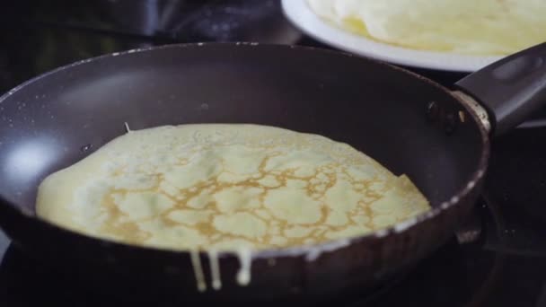 Kochen Russischer Pfannkuchen Alter Pfanne Auf Elektroherd — Stockvideo