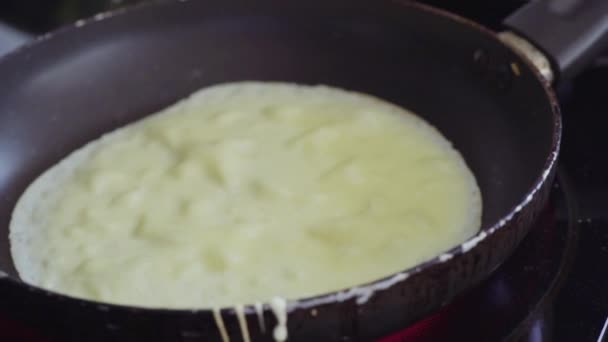 Matlagning Ryska Pannkaka Gammal Stekpanna Toppen Elektrisk Spis — Stockvideo