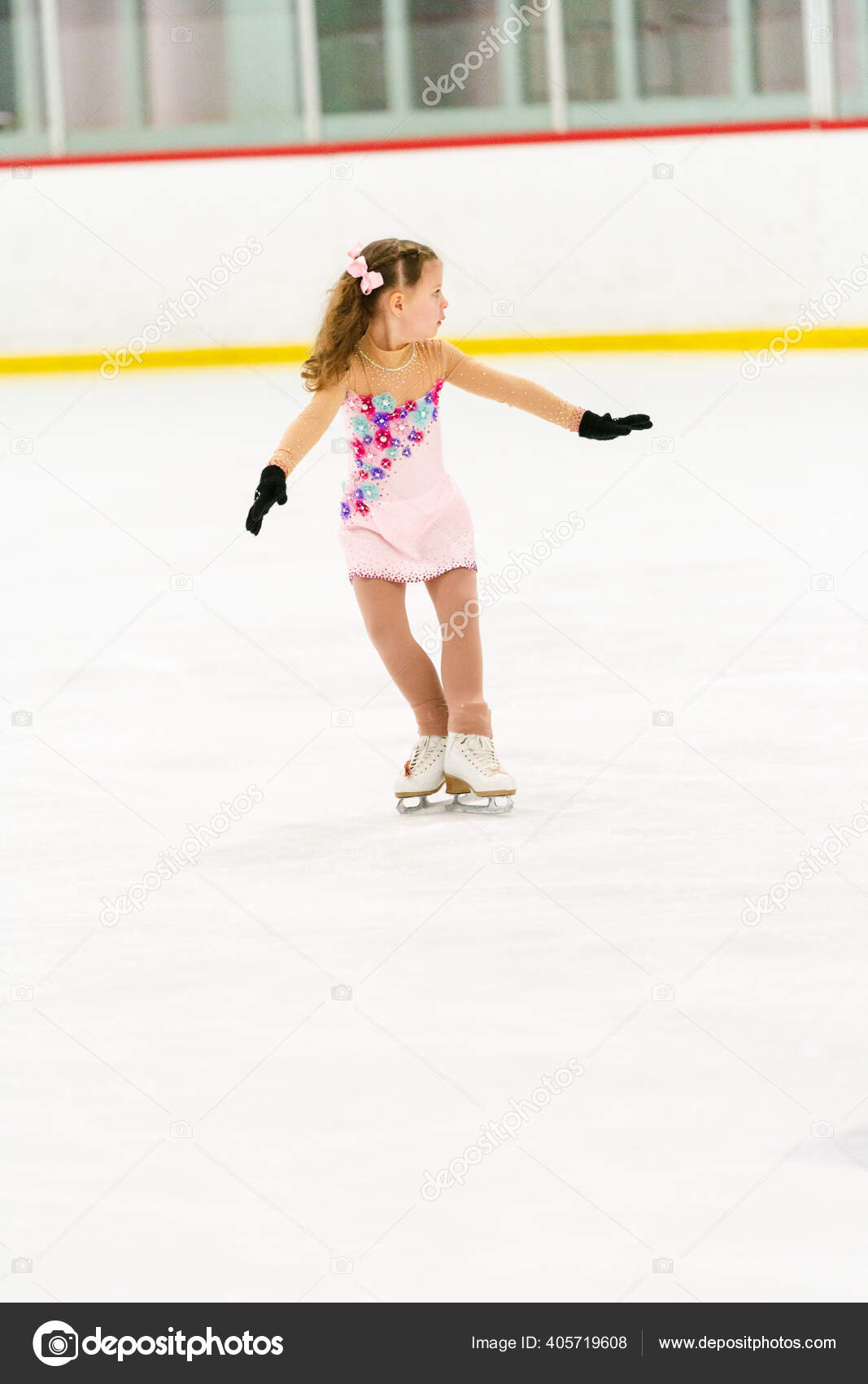 Niña Practicando Patinaje Artístico Una Pista Patinaje Sobre Hielo:  fotografía de stock © urban_light #405719608