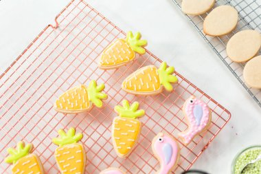 Paskalya şekerli kurabiyeleri dönüşümlü kremayla süslemek.