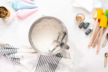 Düz yatıyordu. Paskalya şekerli kurabiye süslemek için royal Icing yapmak.