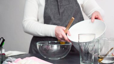 Adım adım. Şekerli kurabiyeleri süslemek için kraliyet kremasına gıda boyası karıştırmak..