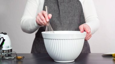 Adım adım. Şekerli kurabiyeleri süslemek için basit bir kraliyet kreması hazırlıyorum..