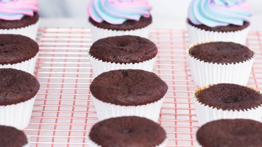 Adım adım. Tek boynuzlu at çikolatalı kekler gökkuşağı renginde krema kaplı..