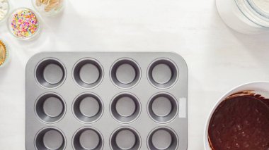 Düz yatıyordu. Adım adım. Tek boynuzlu at çikolatalı kek yapmak için kek kepçesiyle hamur işi yapmak..