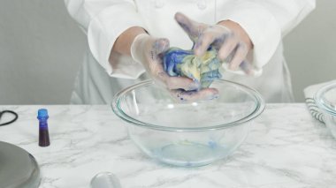 Adım adım. Kırmızı, beyaz ve mavi fırıldak şekerli kurabiyeler pişirmek için kurabiye hamuruna gıda boyası karıştırıyorum..