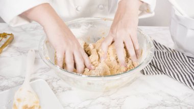 Adım adım. Çikolata parçacıklı kurabiye yapmak için cam kasede malzemeleri karıştırıyorum..