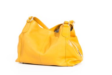 Beyaz arka planda sarı kadın çantası..