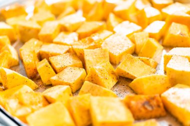 Zeytinyağında tuzlu ve biberli kızarmış tereyağlı kabak..