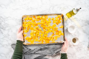 Düz yatıyordu. Zeytinyağında tuzlu ve biberli kızarmış tereyağlı kabak..