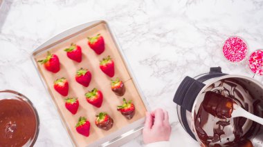 Düz yatıyordu. Adım adım. Erimiş çikolataya organik çilek batırmak..