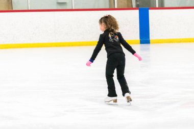 Küçük patenci sabah artistik patinaj antrenmanında elementlerini çalışıyor..