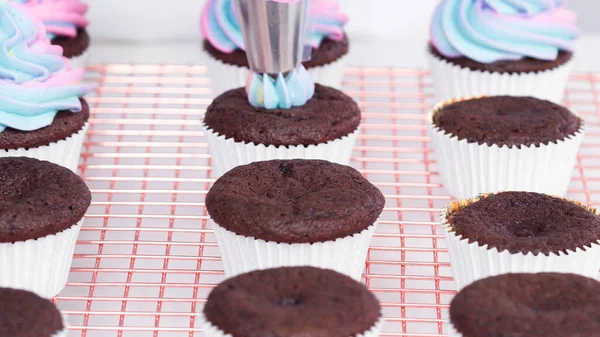 Stap Voor Stap Frosting Eenhoorn Chocolade Cupcakes Met Regenboog Kleur — Stockfoto
