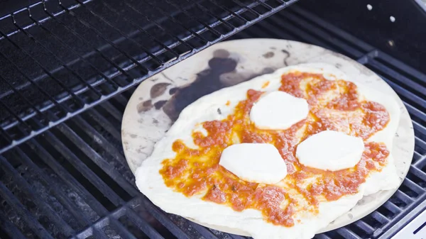 Ruoanlaitto Pizza Ulkona Kaasugrilli — kuvapankkivalokuva