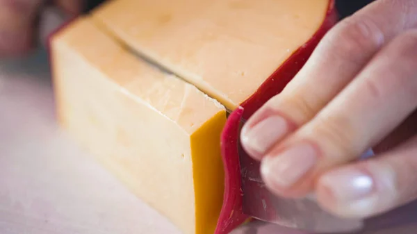 Cortar Queso Gouda Cubos Pequeños Una Tabla Cortar Blanca — Foto de Stock