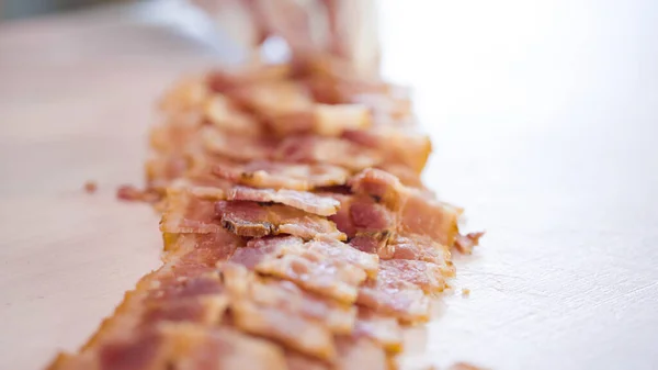 Trancher Les Lanières Bacon Morceaux Bacon Sur Une Planche Découper — Photo