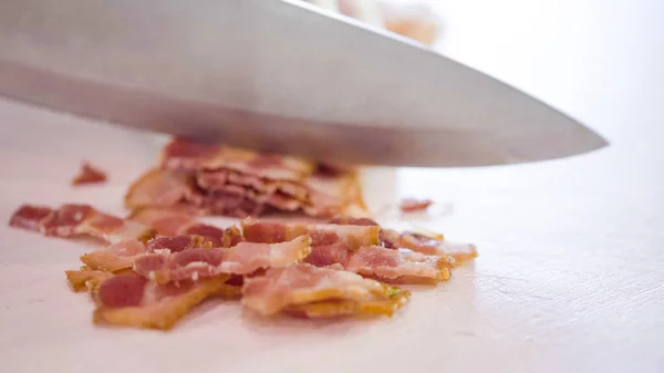 Corte Tiras Bacon Pedaços Bacon Uma Placa Corte Branca — Fotografia de Stock