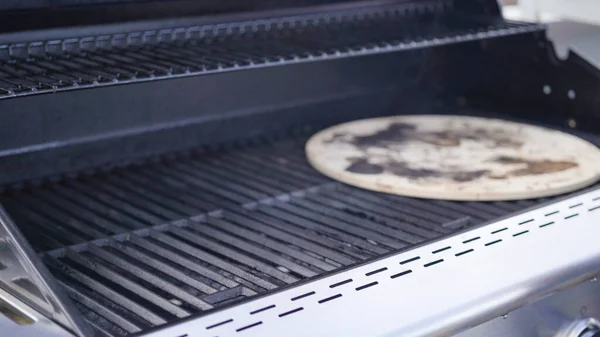 Gotowanie Pizzy Zewnątrz Grill Gazowy — Zdjęcie stockowe