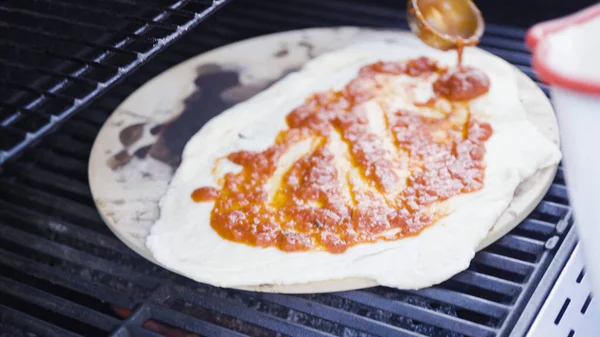 Cozinhar Pizza Churrasqueira Gás Livre — Fotografia de Stock