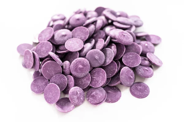 Фиолетовый Круглый Шоколад Плавления Шоколадных Форм Белом Фоне — стоковое фото