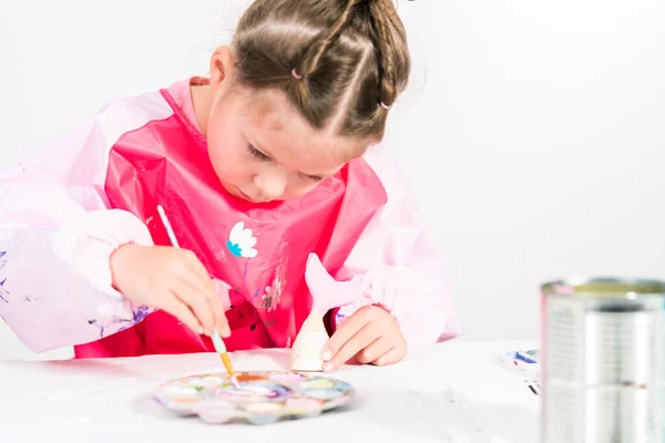 Κοριτσάκι Ζωγραφίζει Ουρές Γοργόνας Από Πηλό Μοντελισμού Ακρυλικό Χρώμα — Φωτογραφία Αρχείου