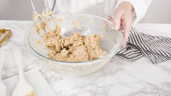 Passo Passo Misturando Ingredientes Uma Tigela Vidro Para Fazer Biscoitos — Fotografia de Stock