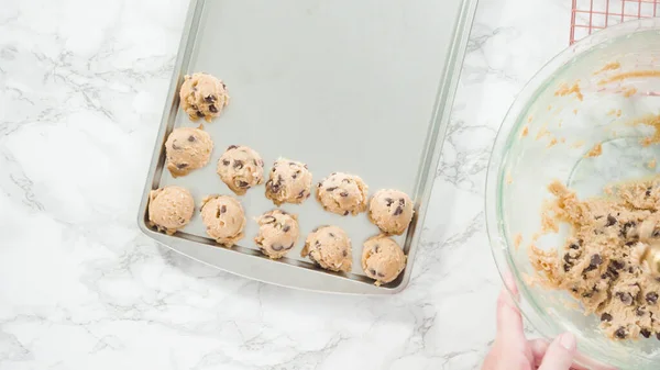 Paso Paso Acostado Recoger Galletas Caseras Chispas Chocolate Con Cuchara — Foto de Stock